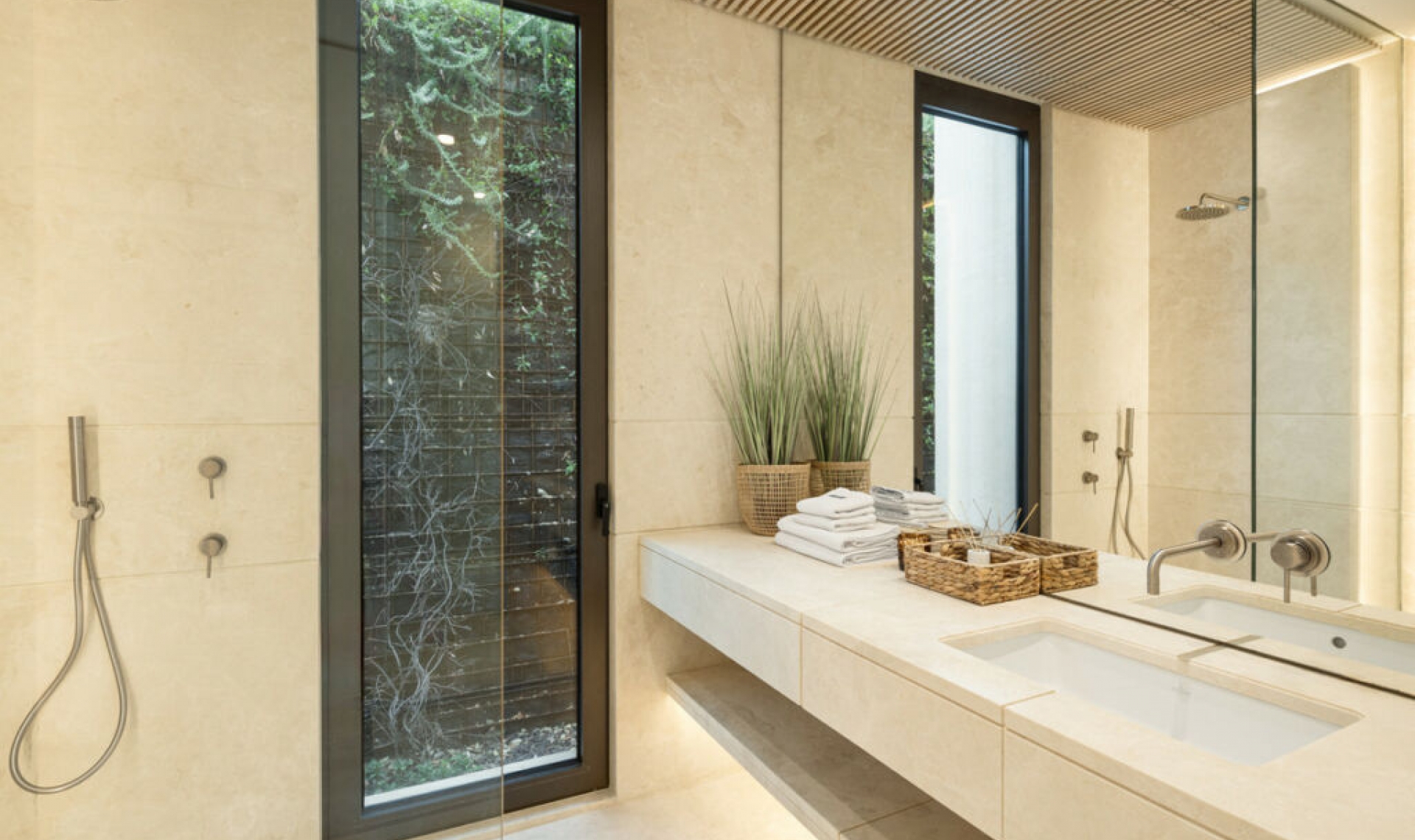 Resale - House -
La Quinta