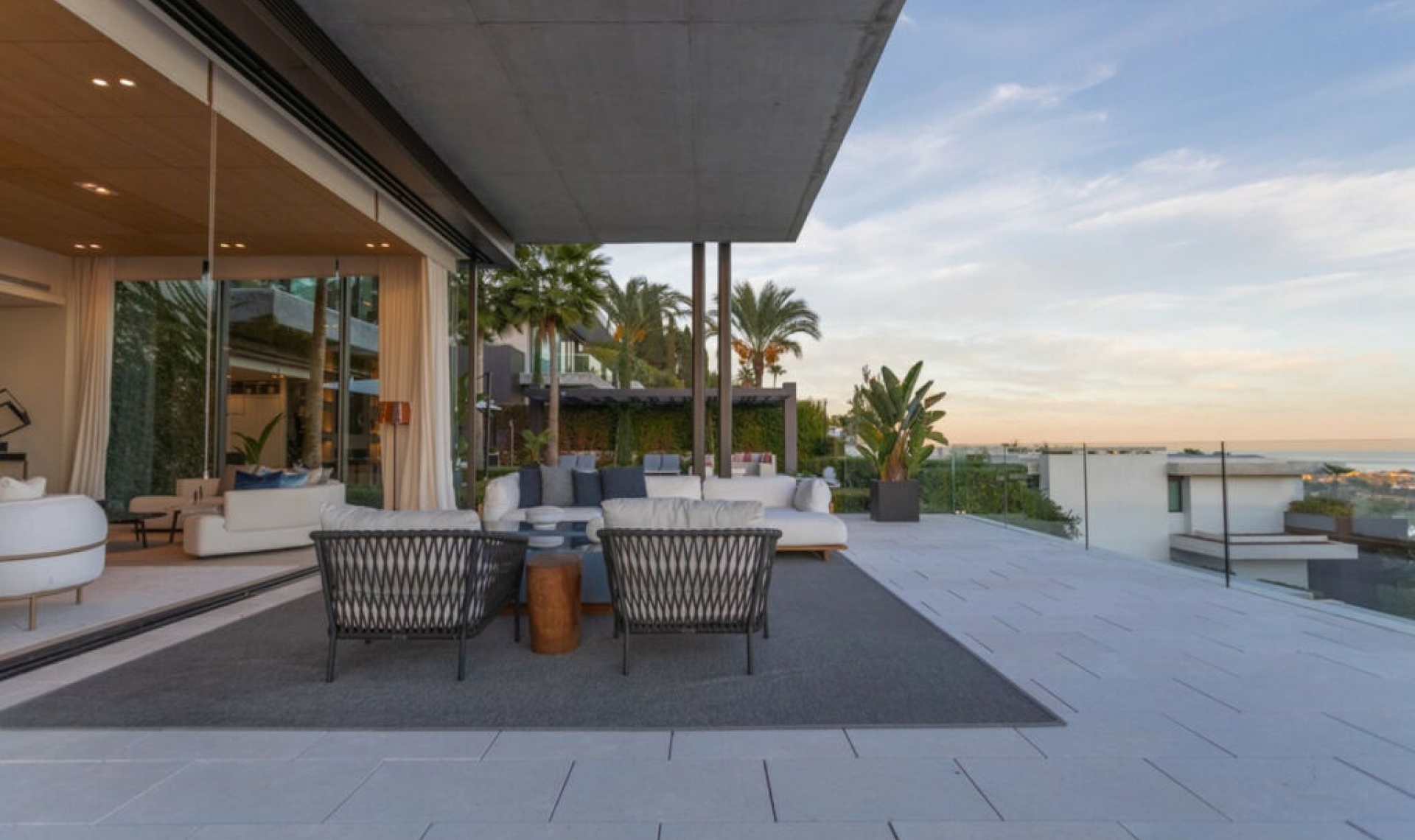 Resale - House -
La Quinta