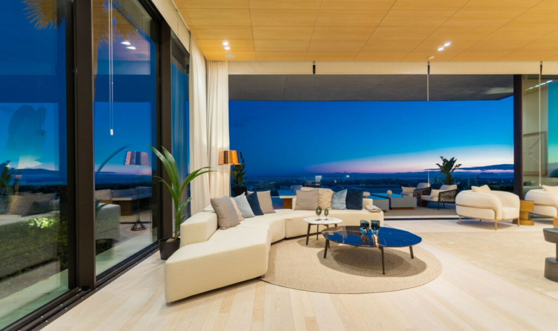Resale - House -
La Quinta