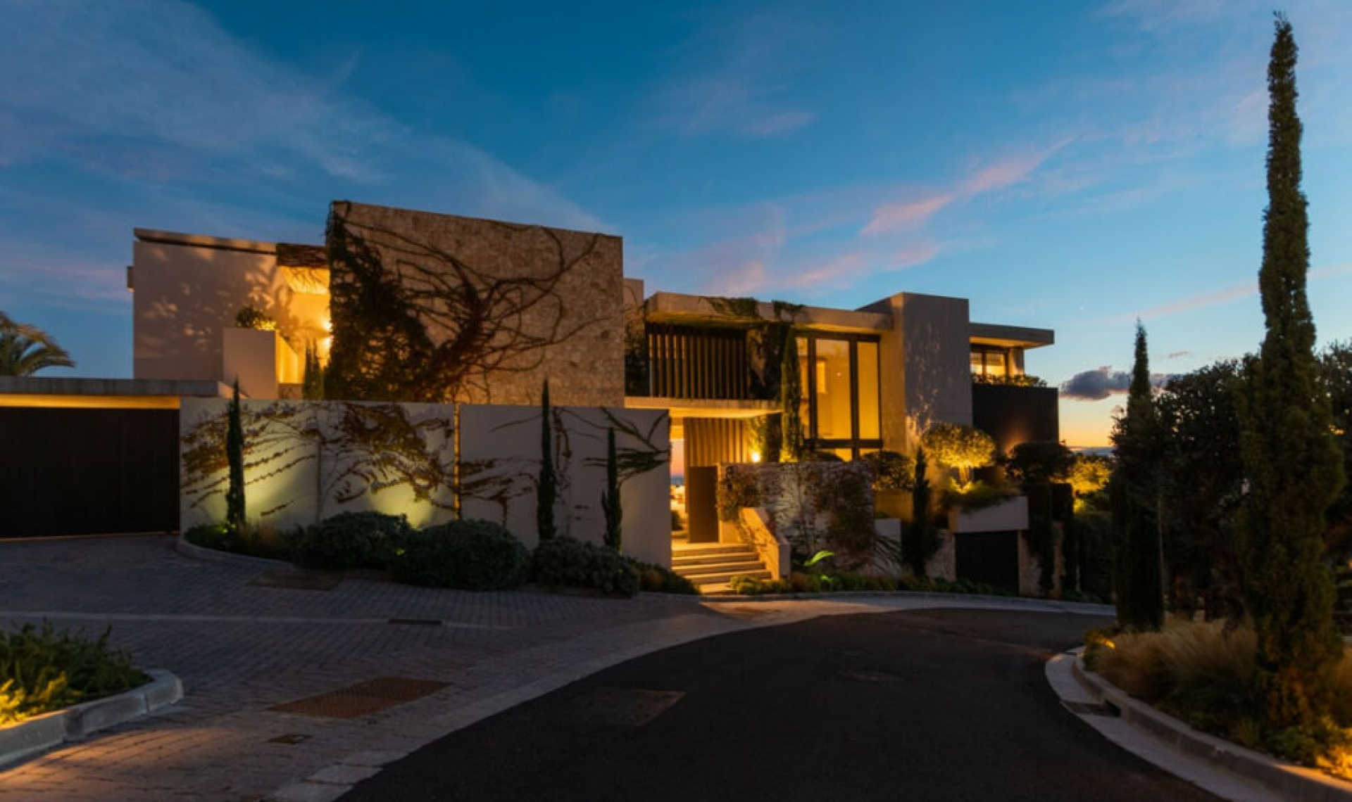 Resale - House -
La Quinta