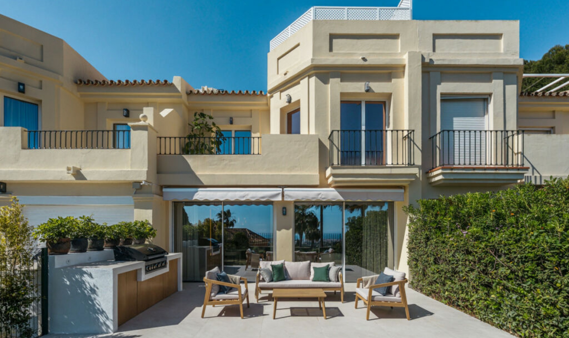 Resale - House -
La Quinta