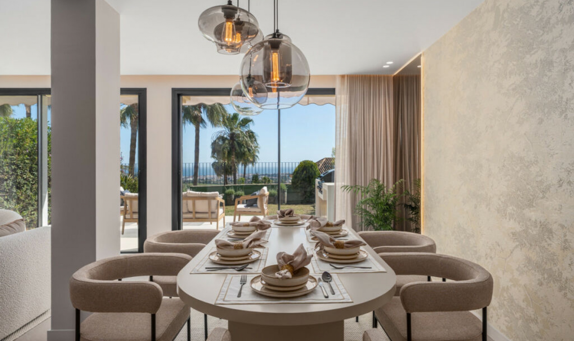 Resale - House -
La Quinta