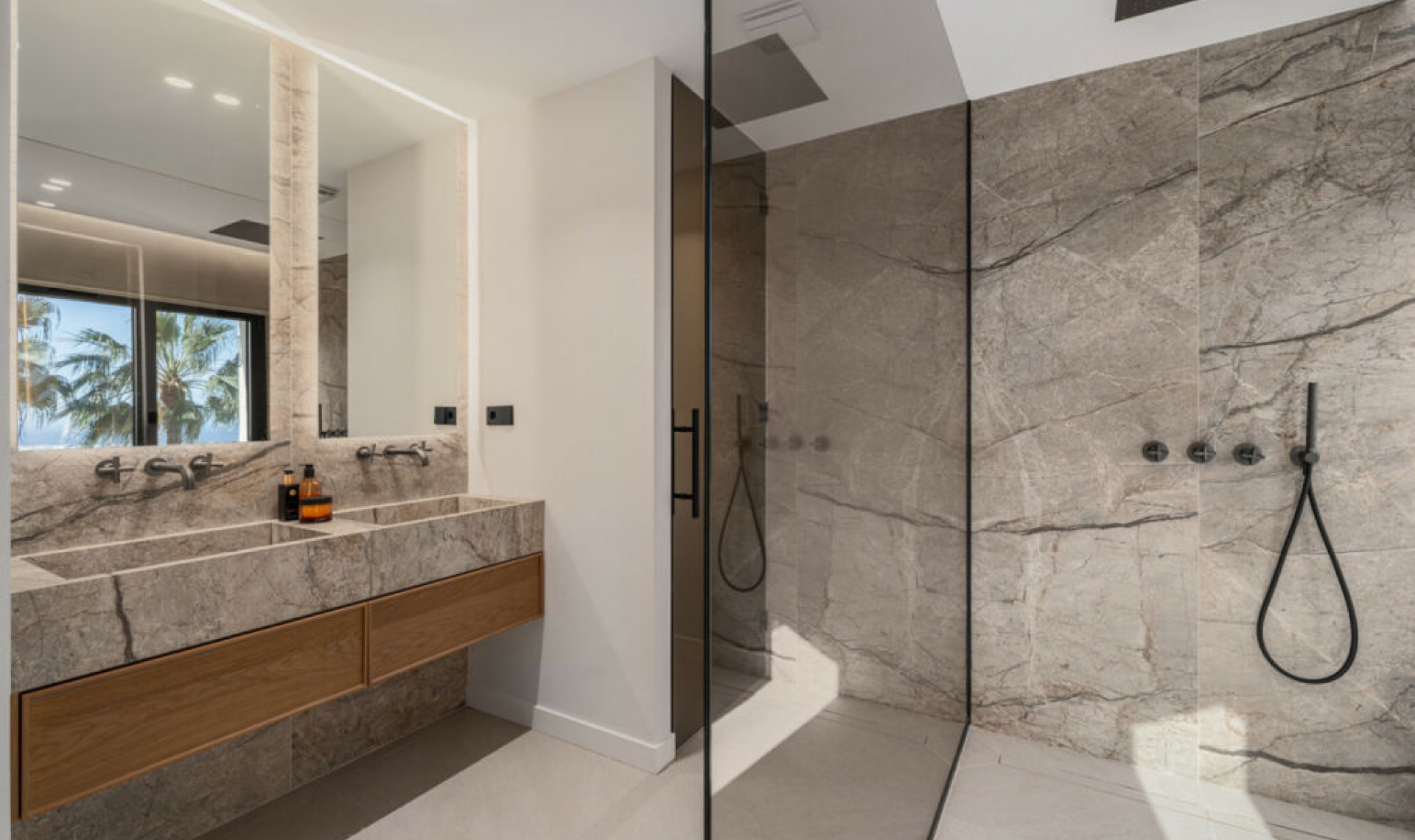 Resale - House -
La Quinta