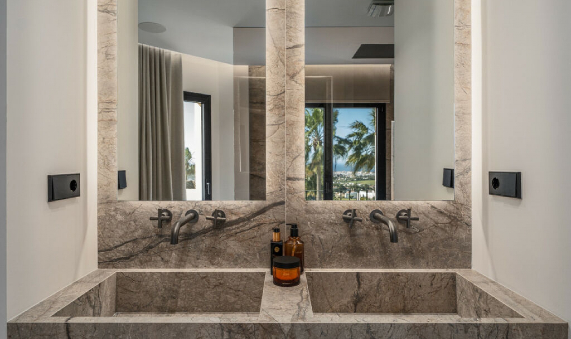 Resale - House -
La Quinta