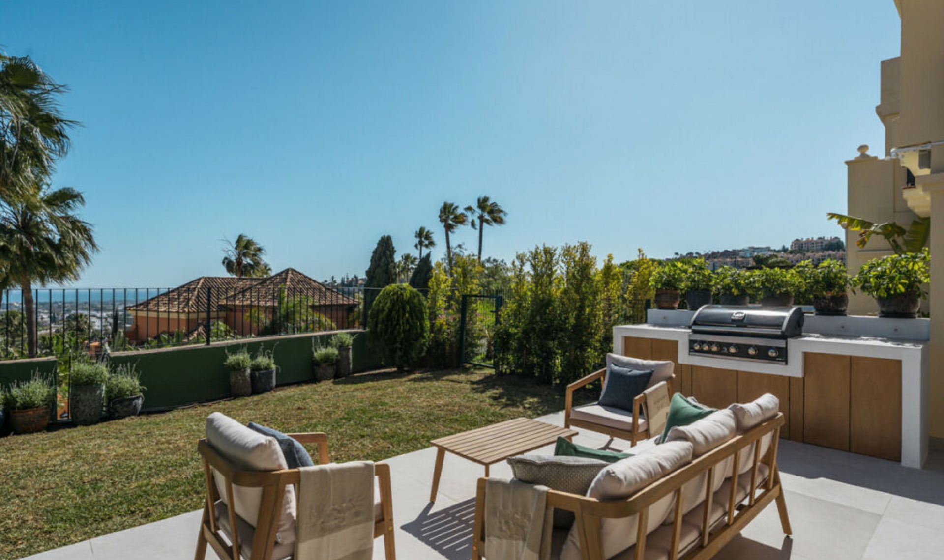 Resale - House -
La Quinta