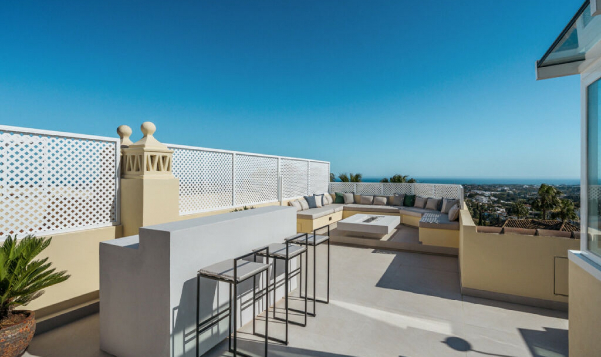 Resale - House -
La Quinta