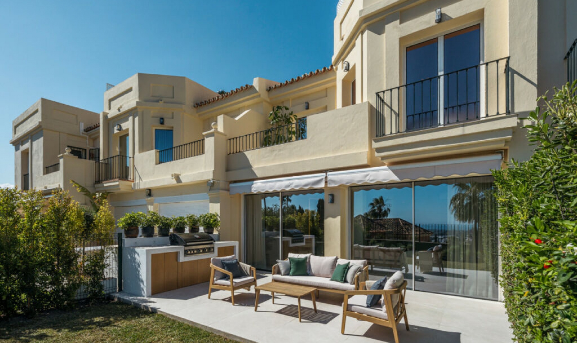 Resale - House -
La Quinta