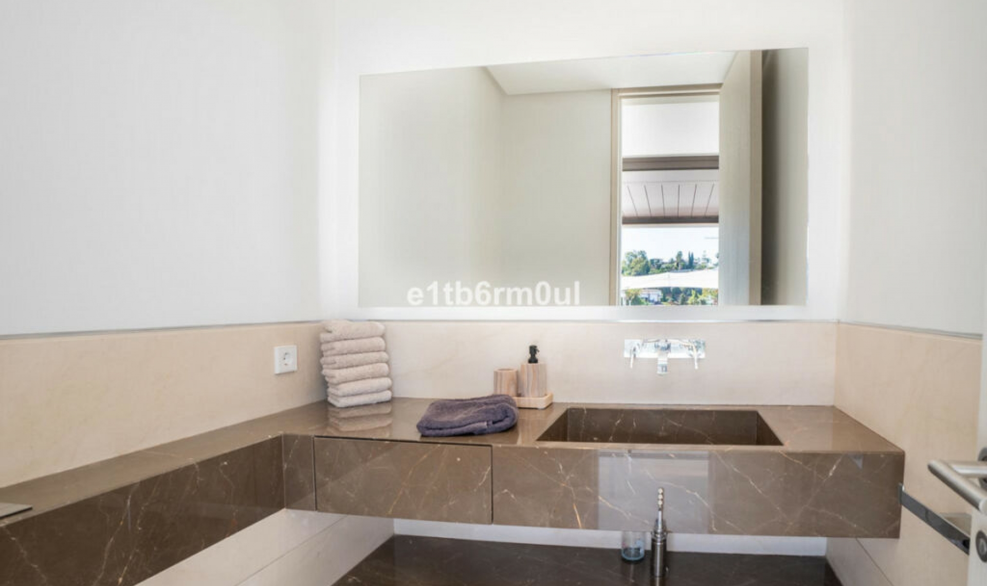 Resale - House -
La Quinta