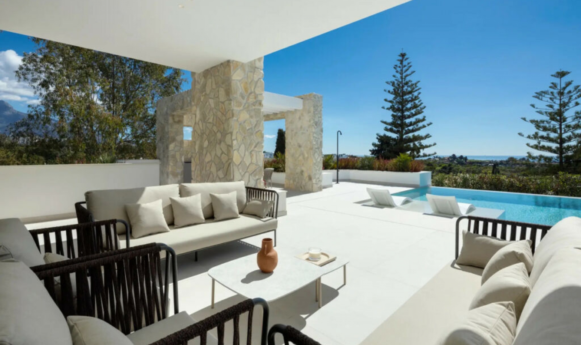 Resale - House -
La Quinta