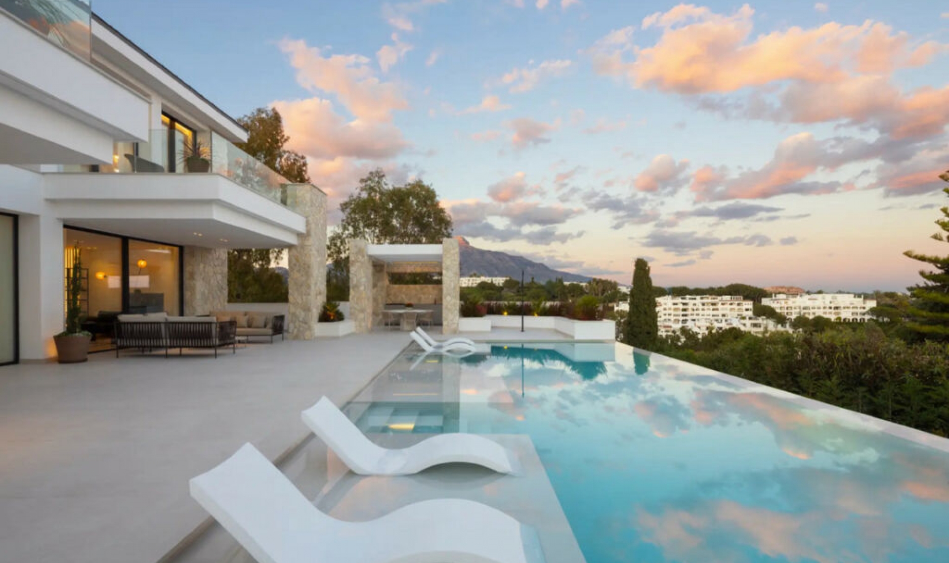 Resale - House -
La Quinta