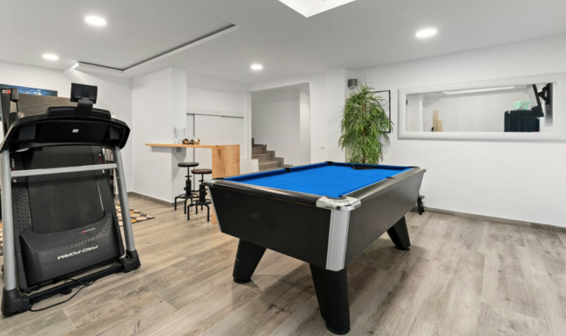 Resale - House -
La Quinta