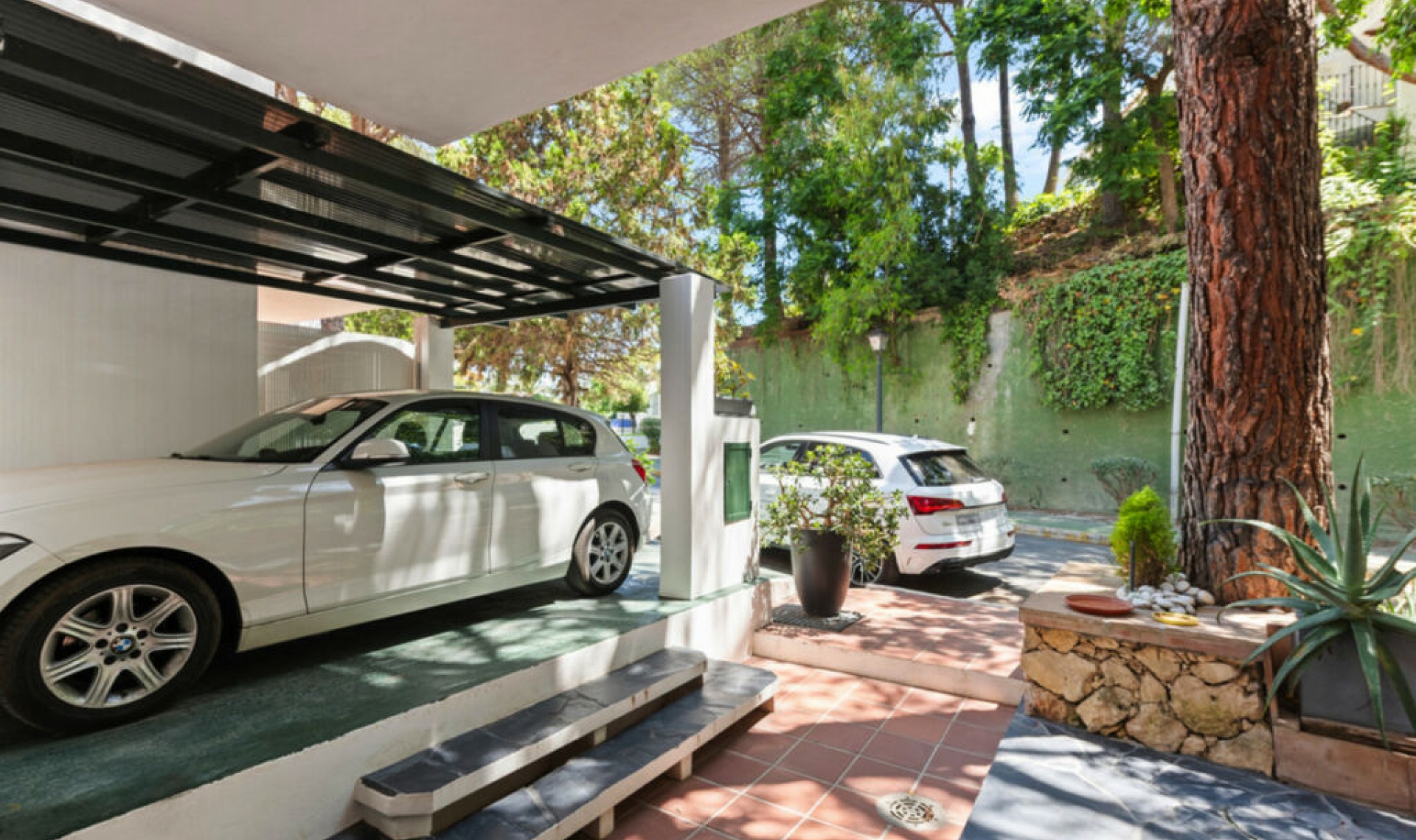 Resale - House -
La Quinta