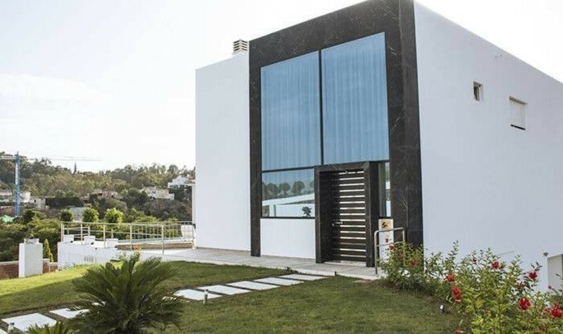 Resale - House -
La Quinta