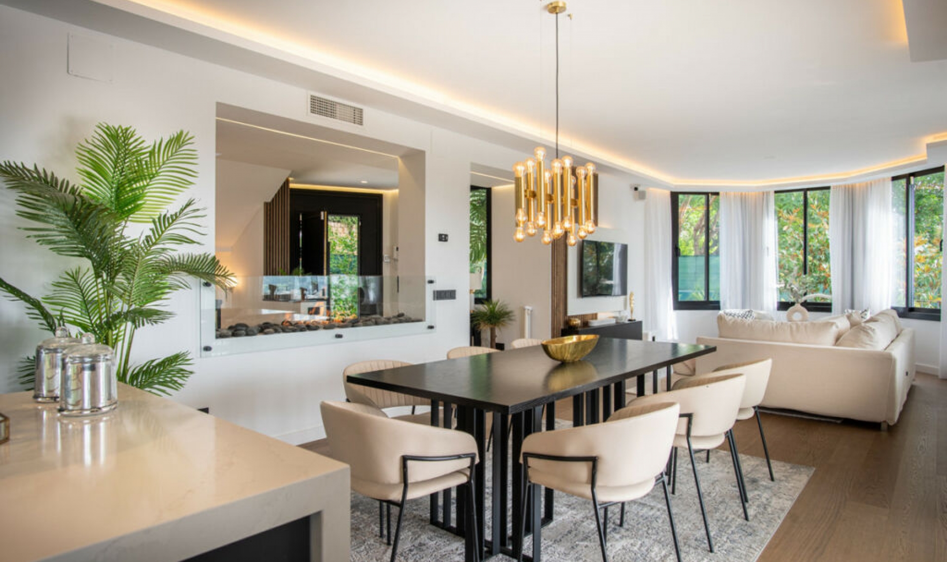 Resale - House -
La Quinta