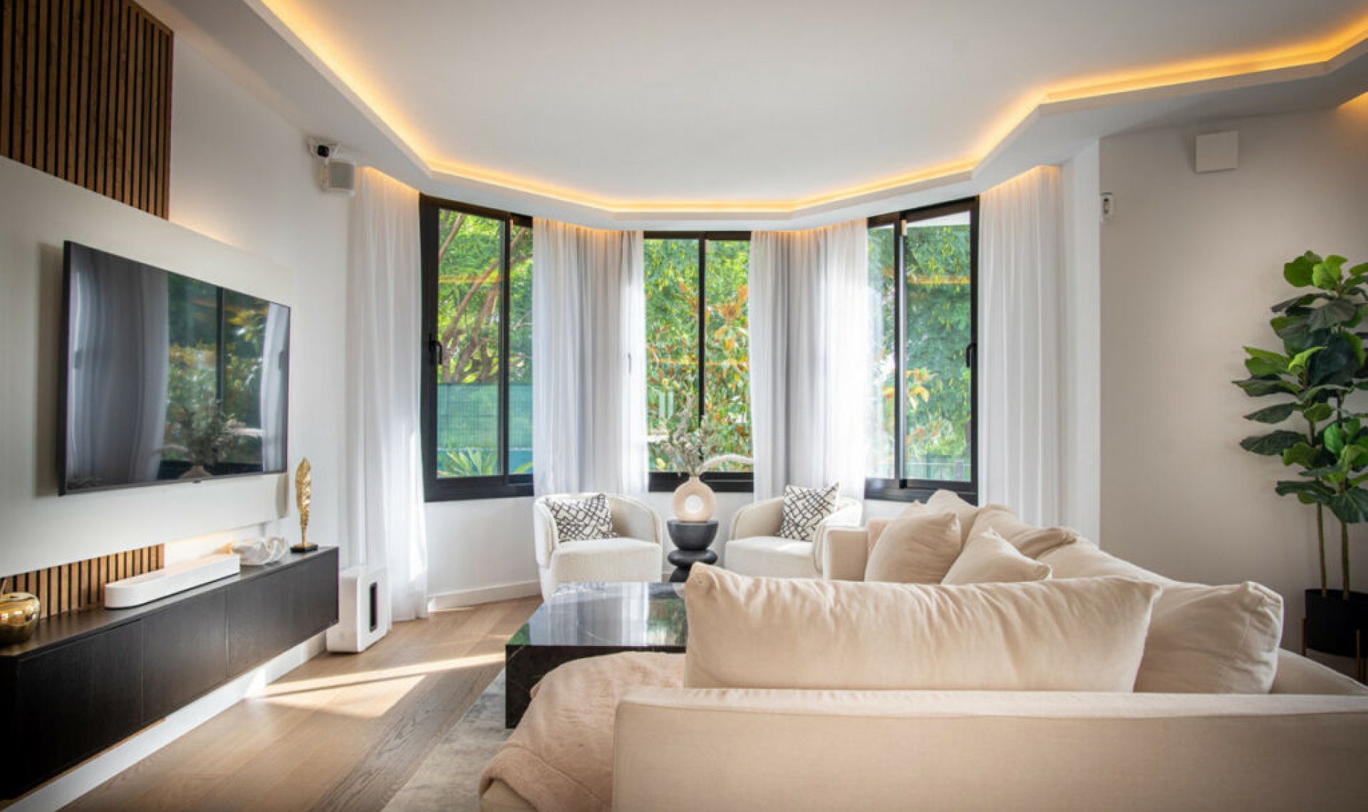 Resale - House -
La Quinta