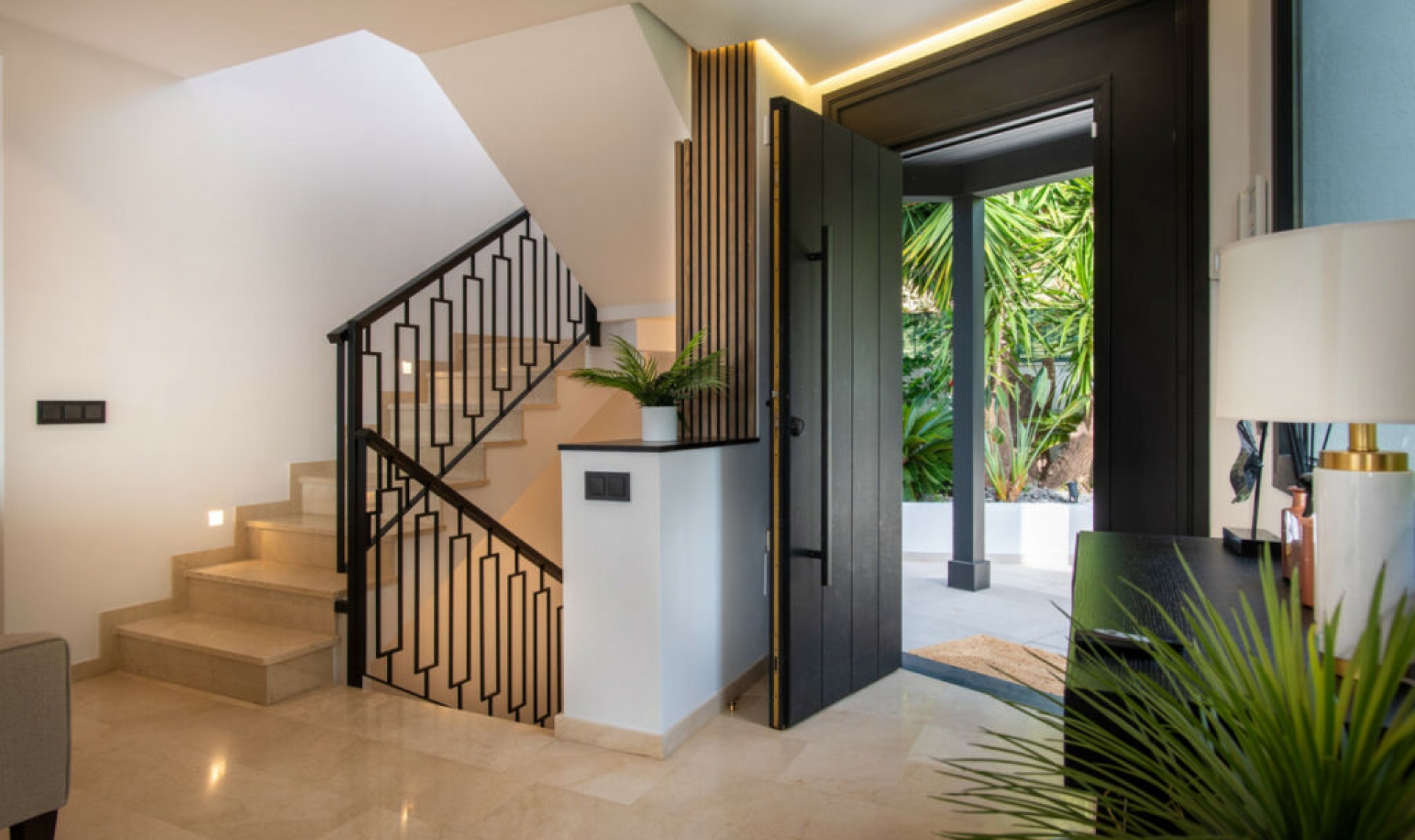 Resale - House -
La Quinta