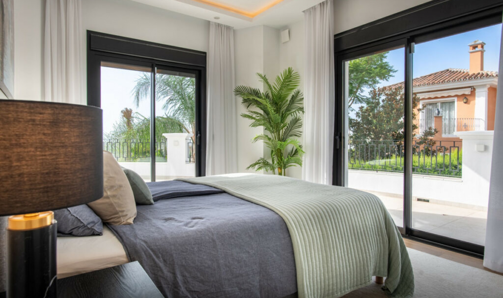 Resale - House -
La Quinta