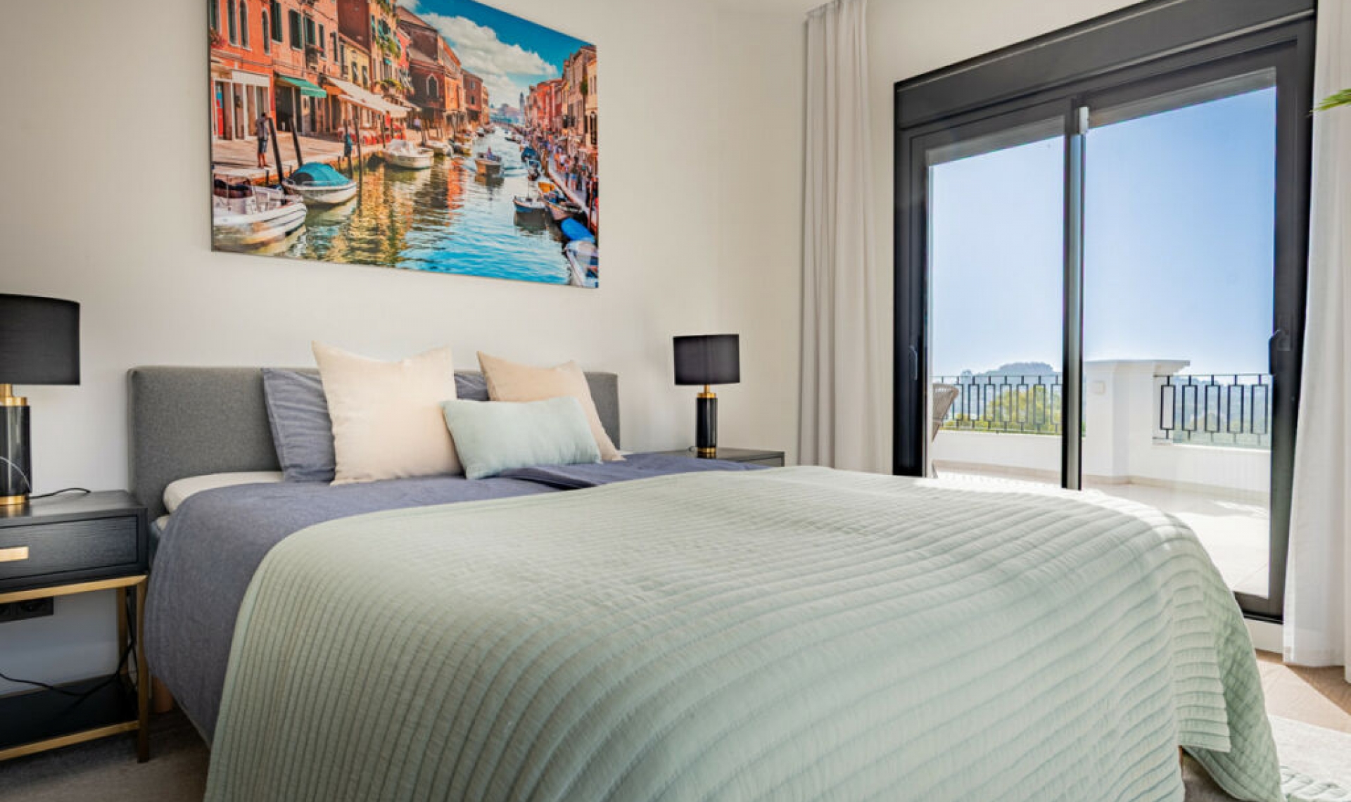 Resale - House -
La Quinta