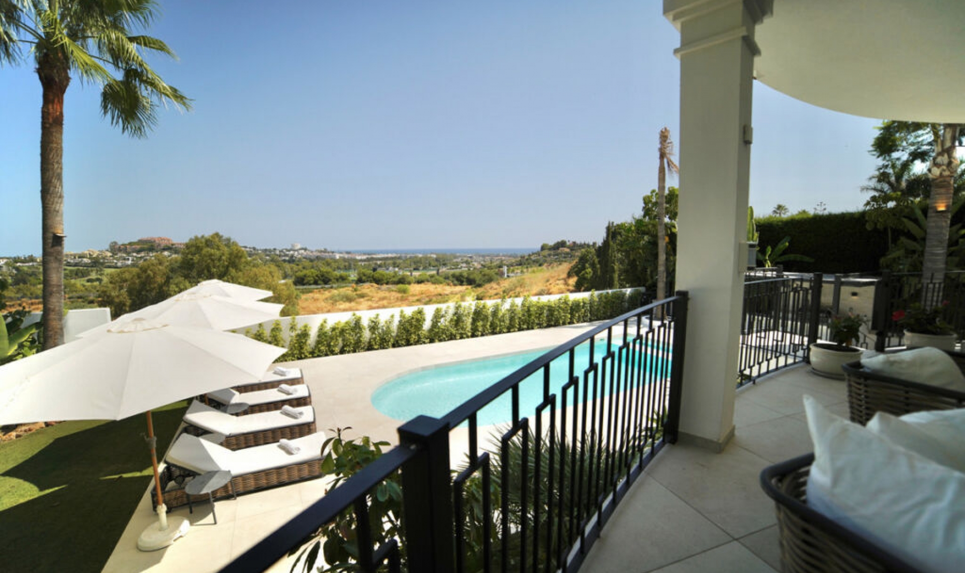 Resale - House -
La Quinta