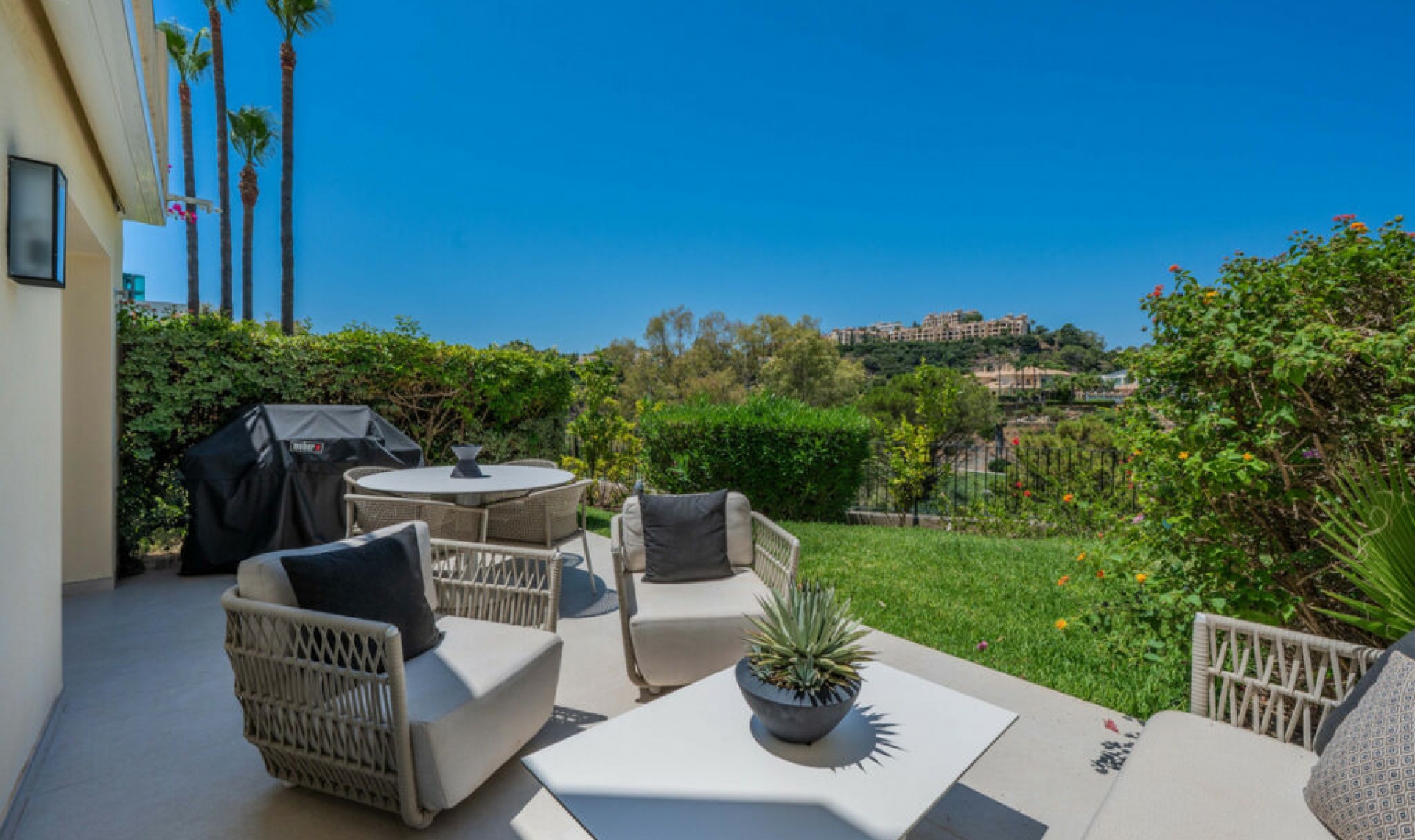 Resale - House -
La Quinta