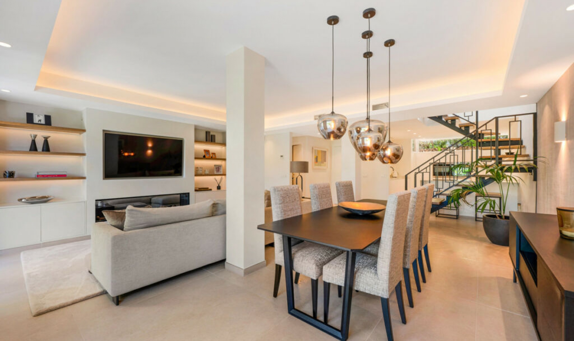 Resale - House -
La Quinta
