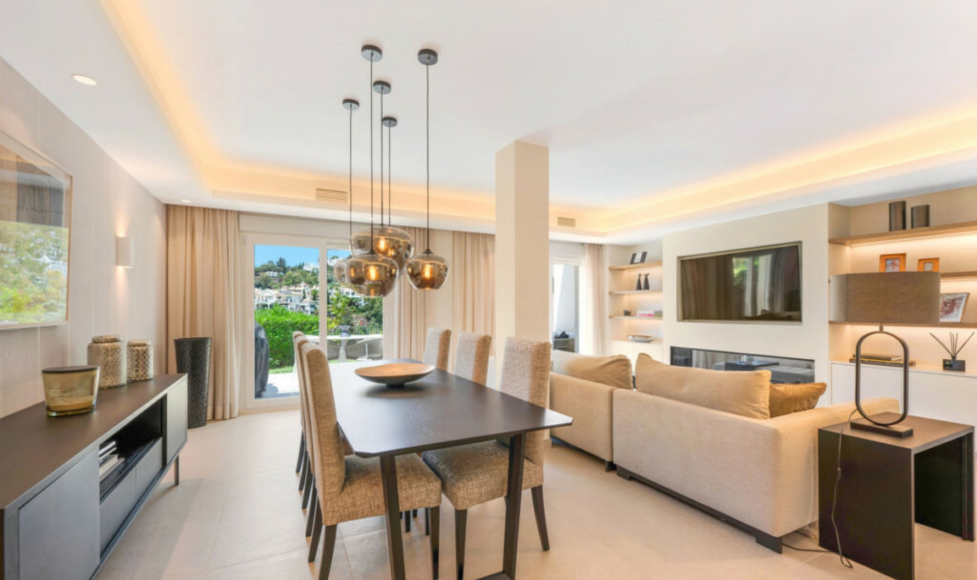 Resale - House -
La Quinta