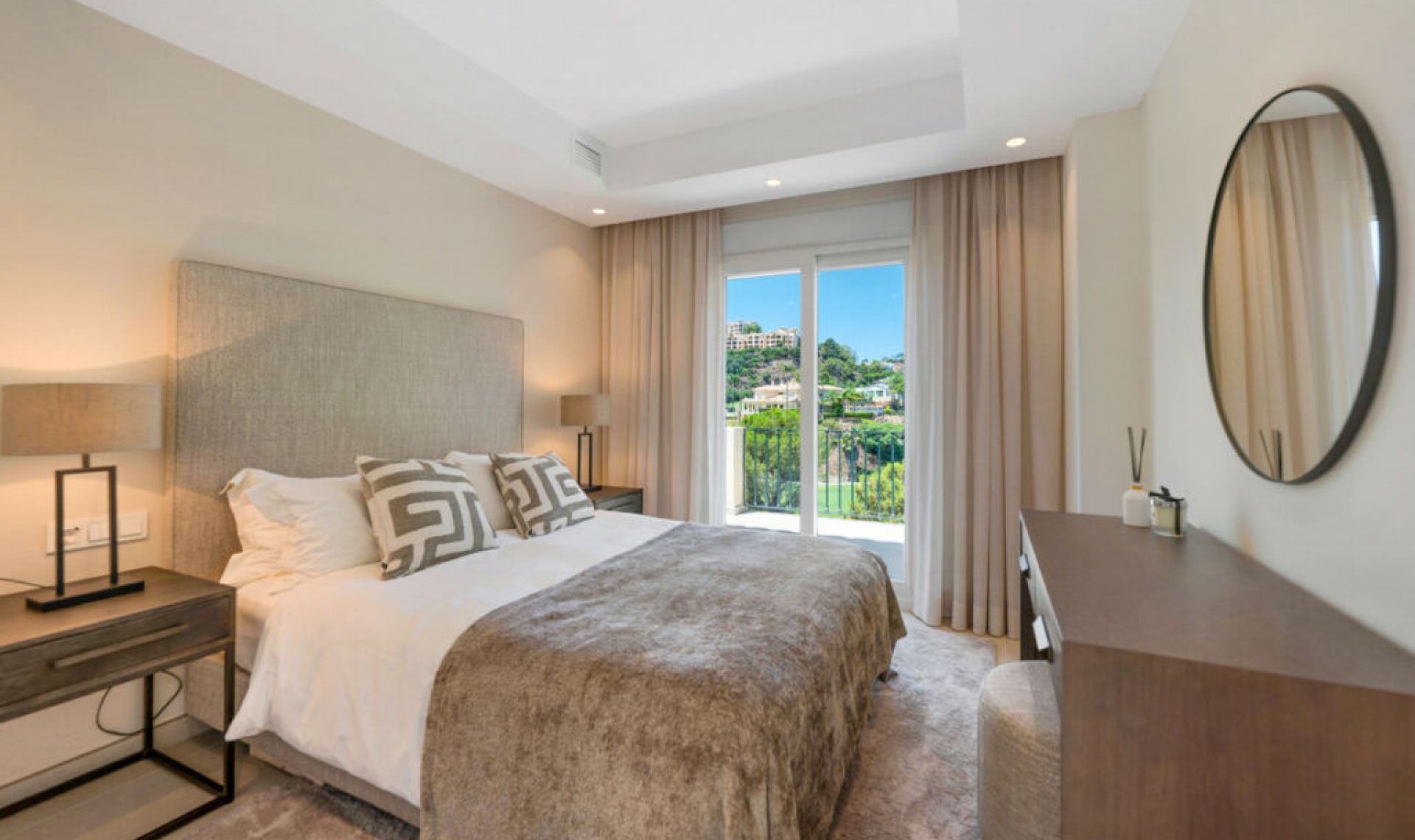 Resale - House -
La Quinta