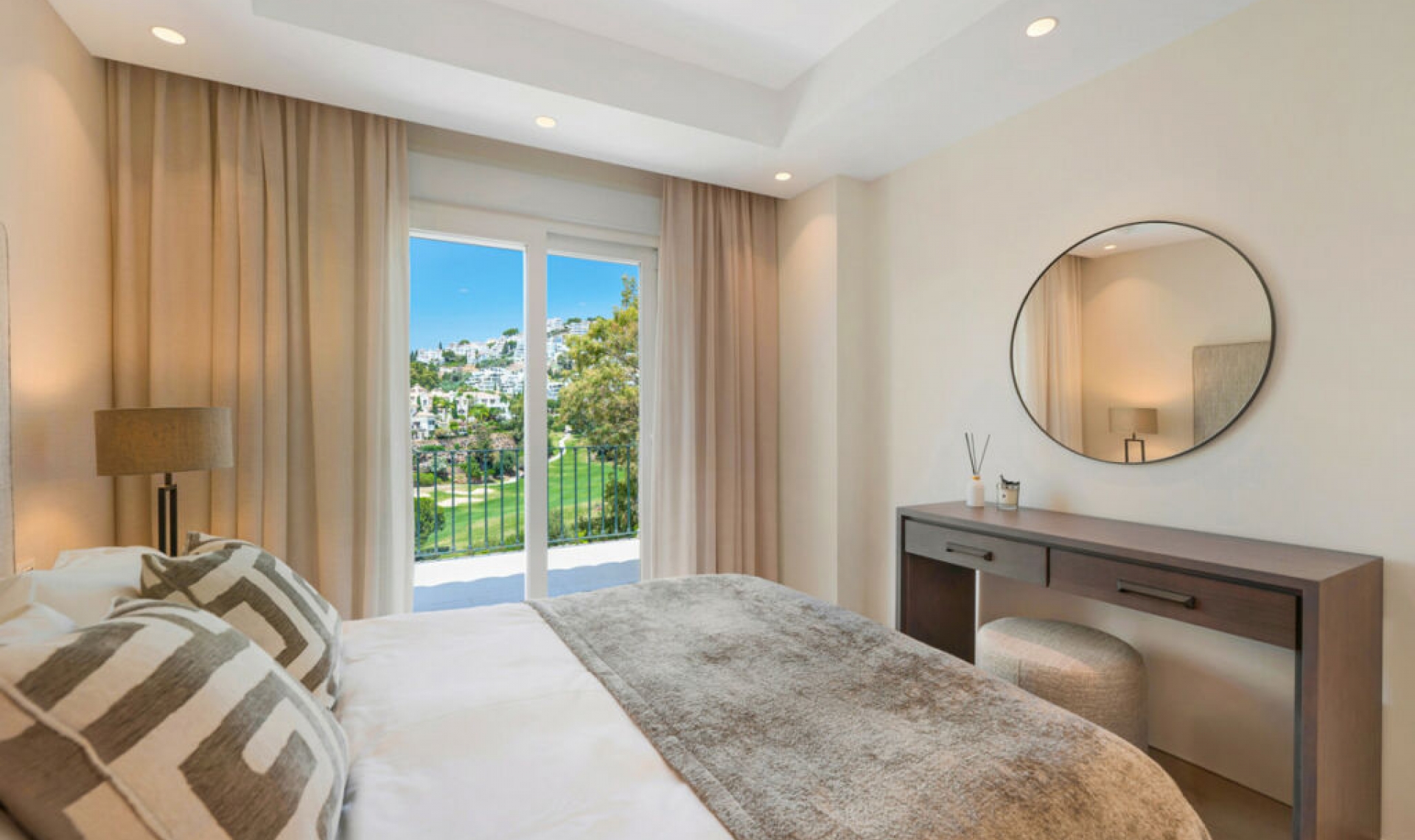 Resale - House -
La Quinta