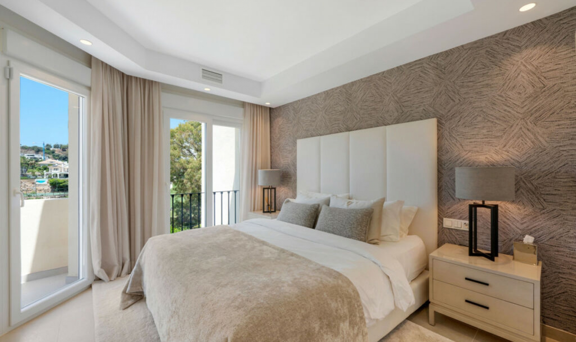 Resale - House -
La Quinta