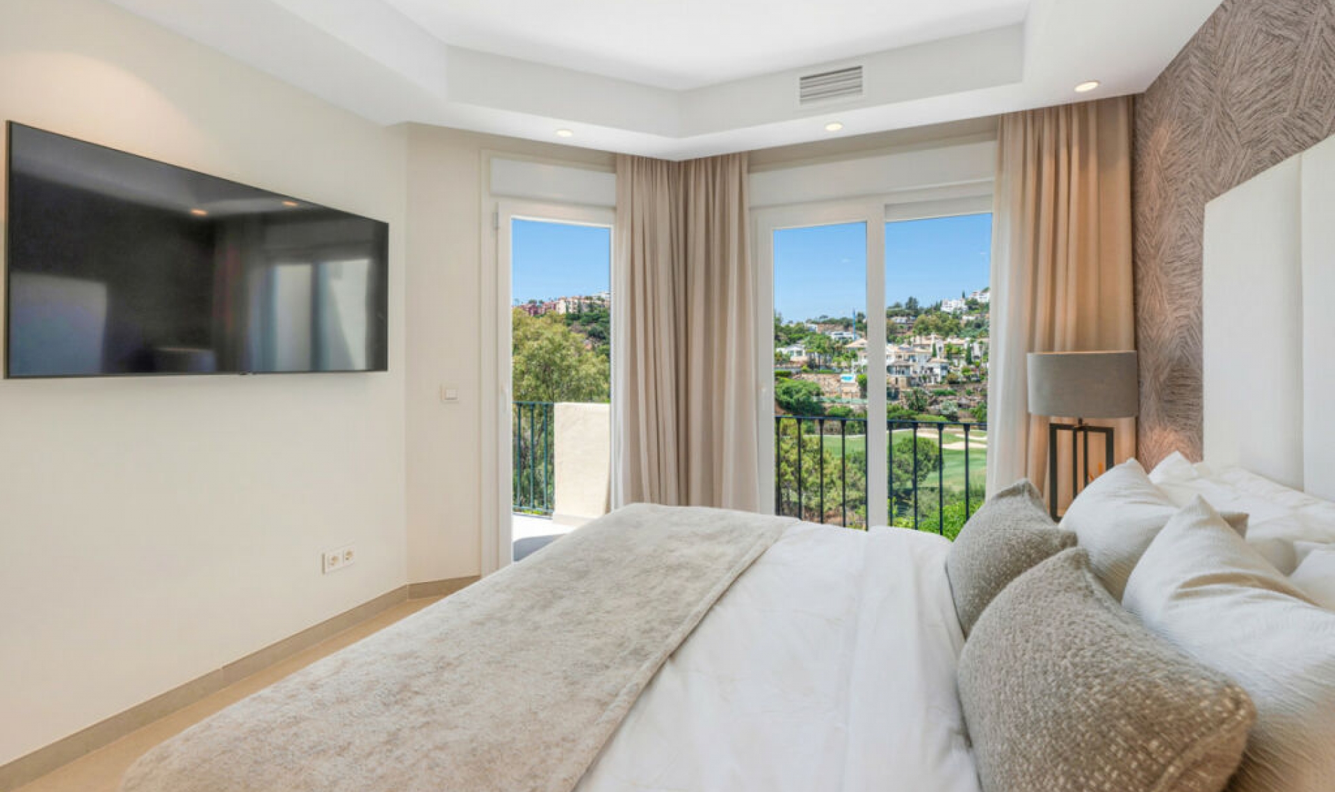 Resale - House -
La Quinta