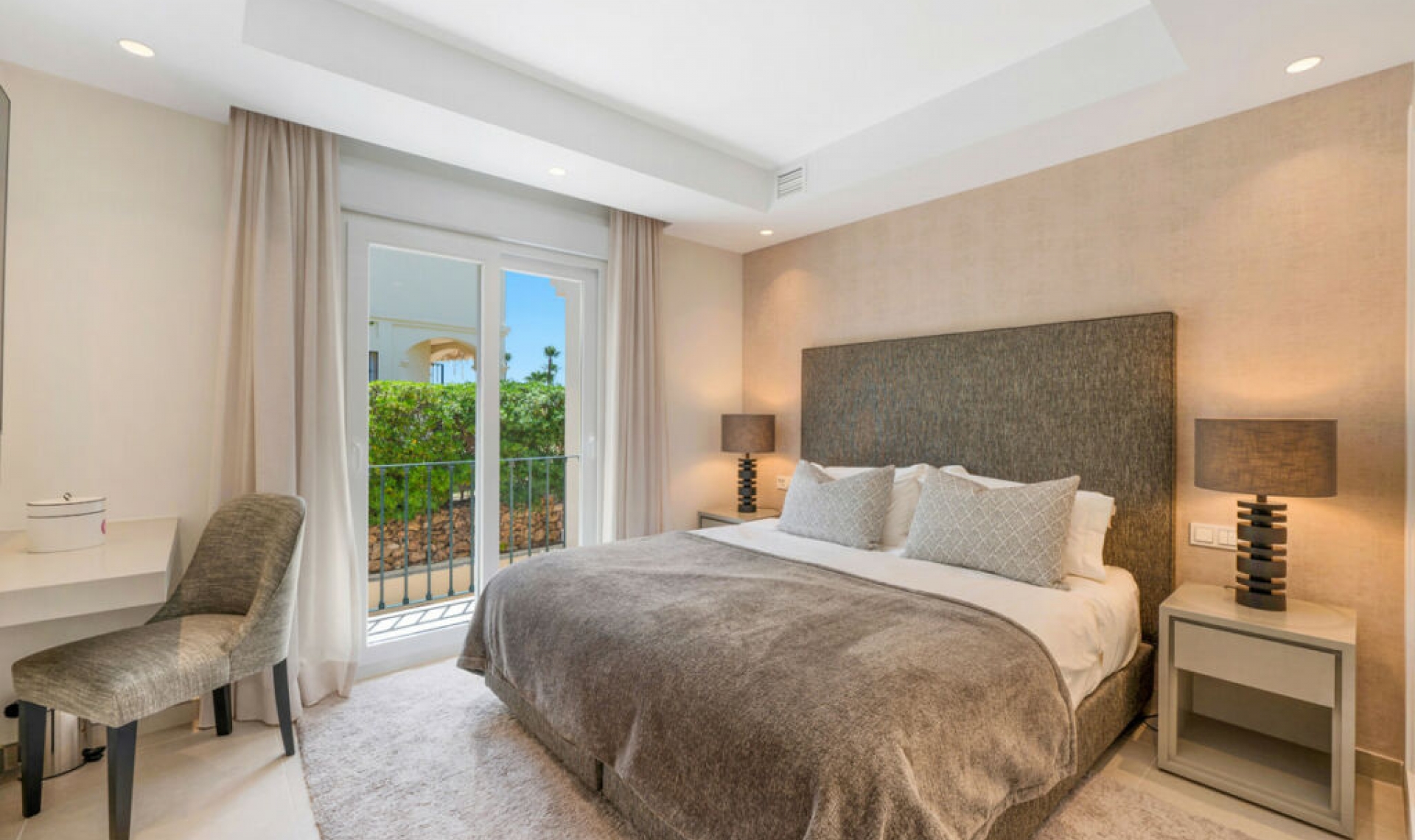 Resale - House -
La Quinta