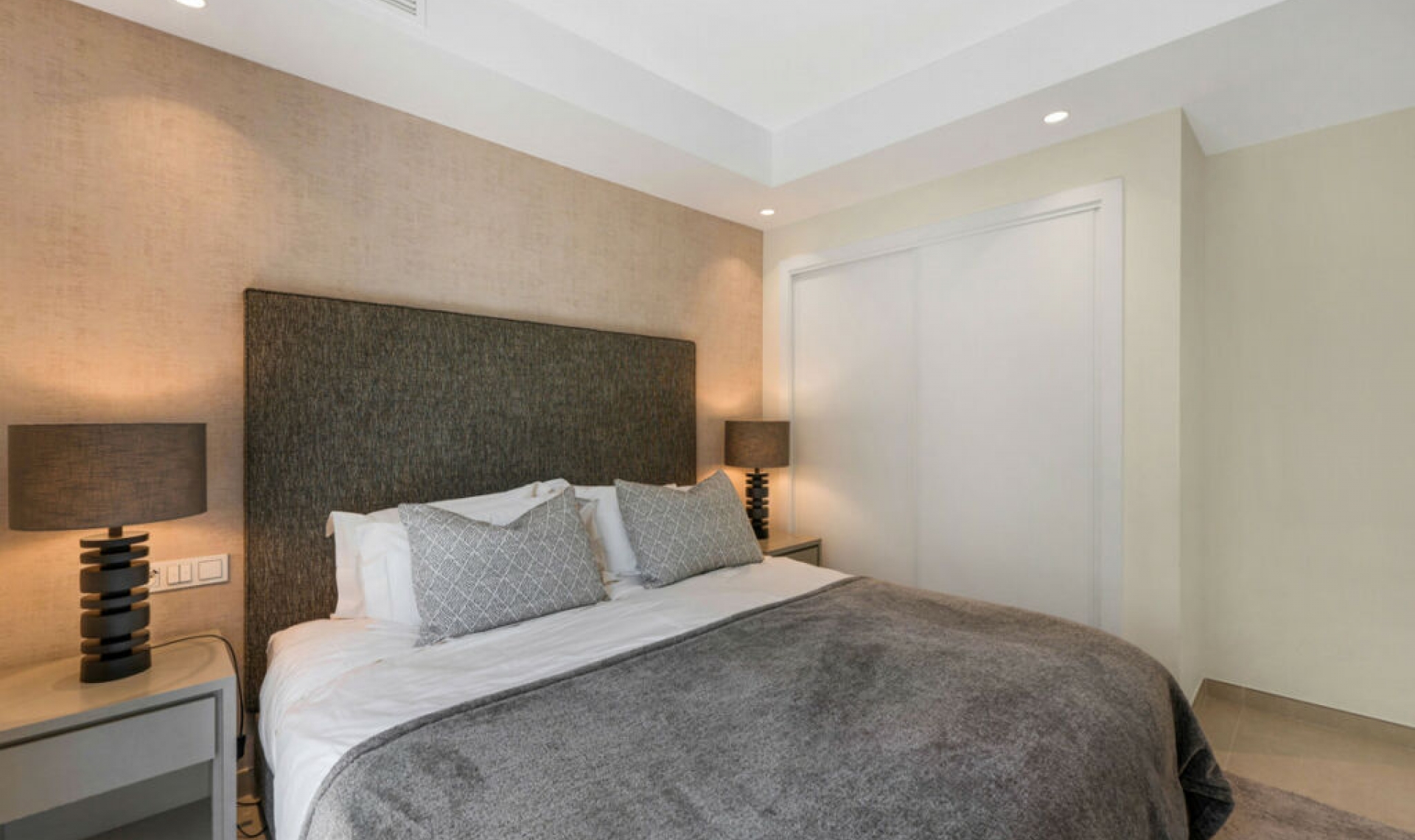 Resale - House -
La Quinta