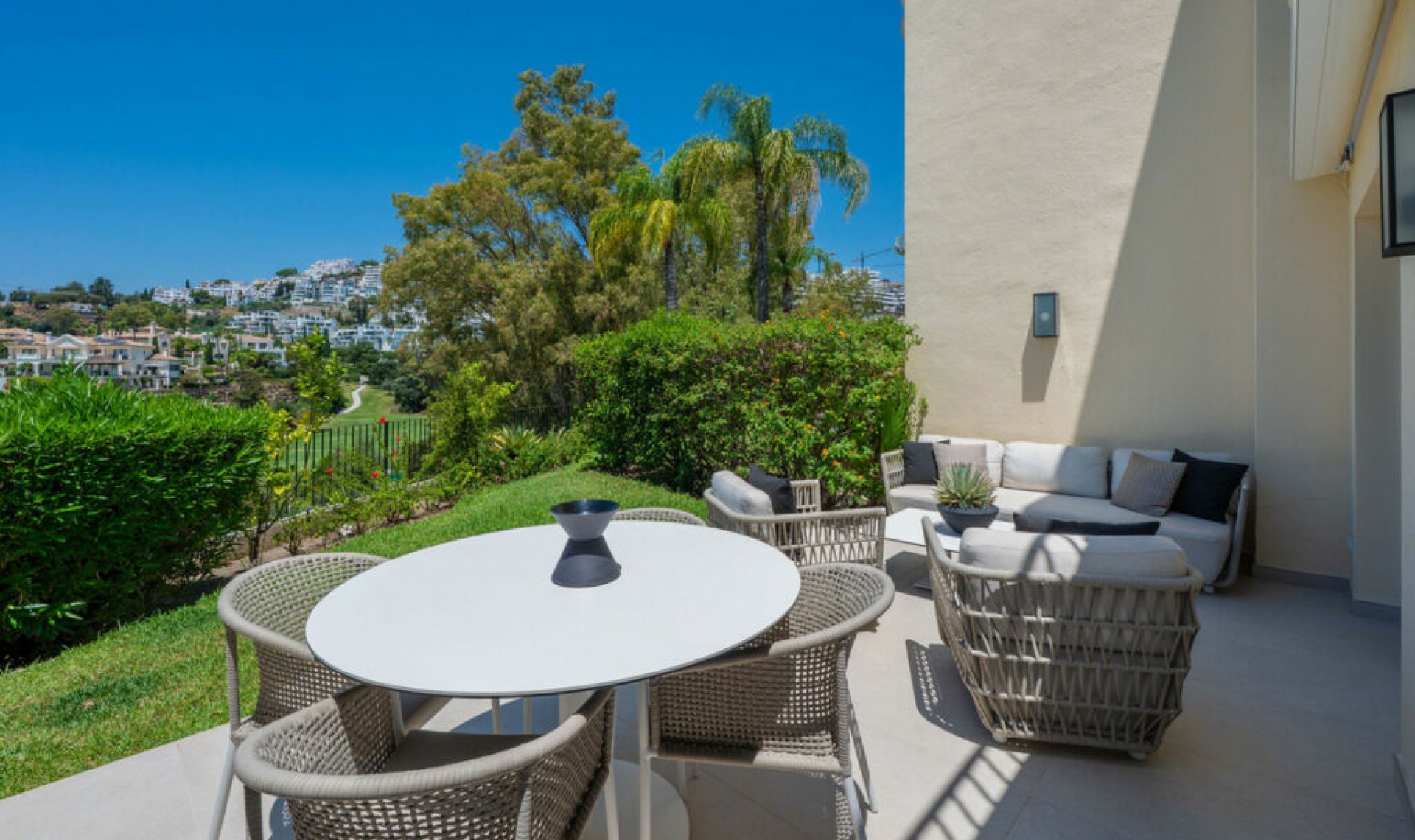 Resale - House -
La Quinta