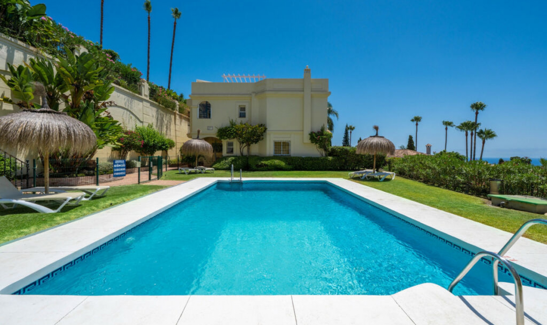 Resale - House -
La Quinta