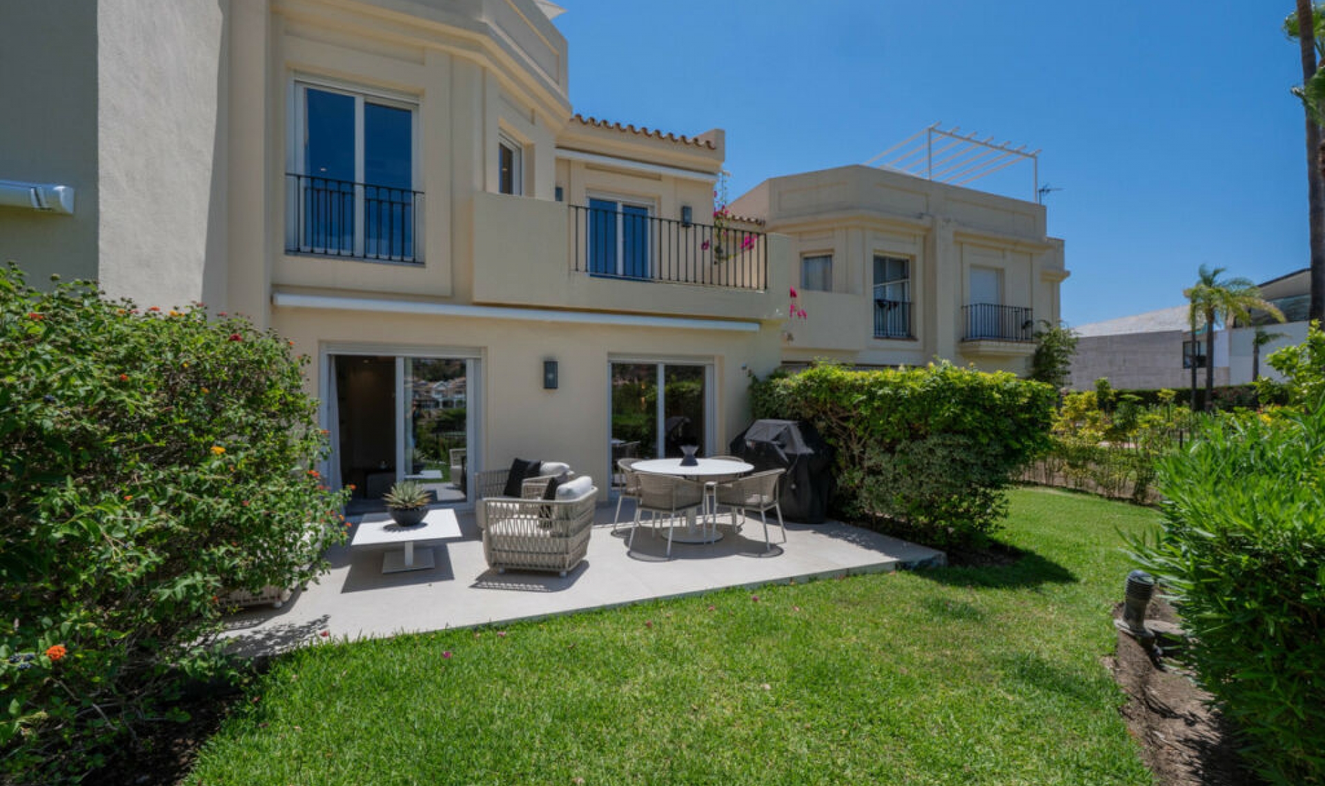 Resale - House -
La Quinta
