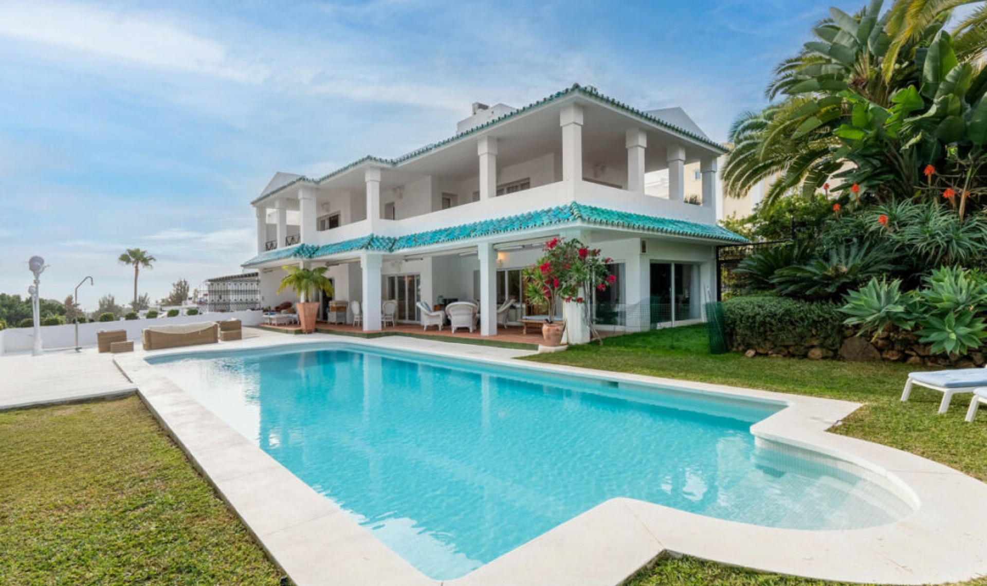 Resale - House -
La Quinta