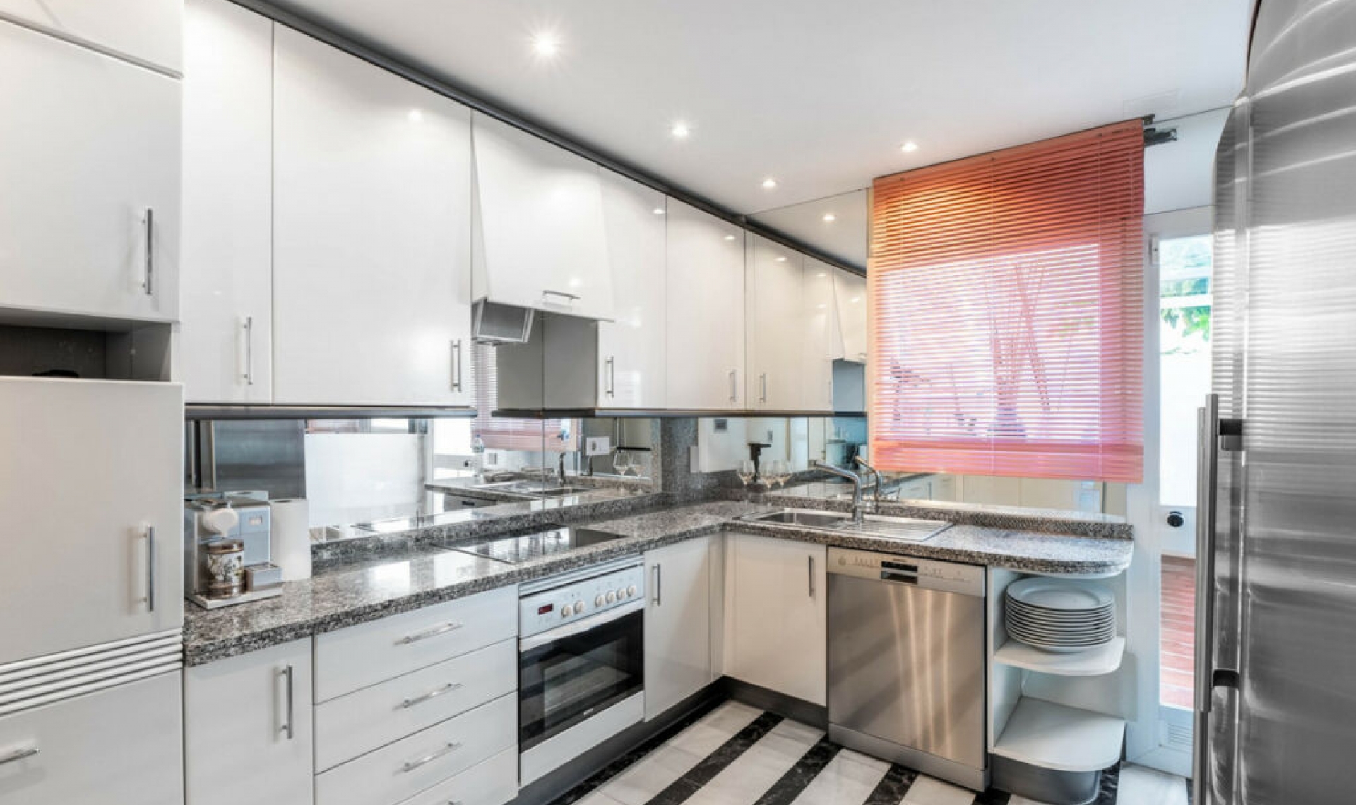 Resale - House -
La Quinta