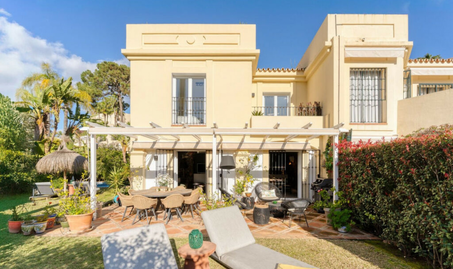 Resale - House -
La Quinta