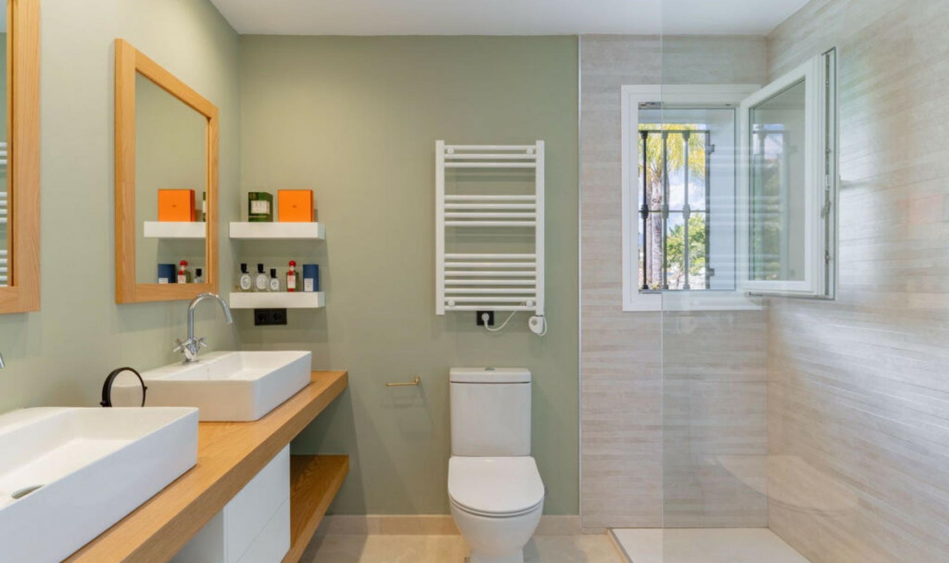 Resale - House -
La Quinta