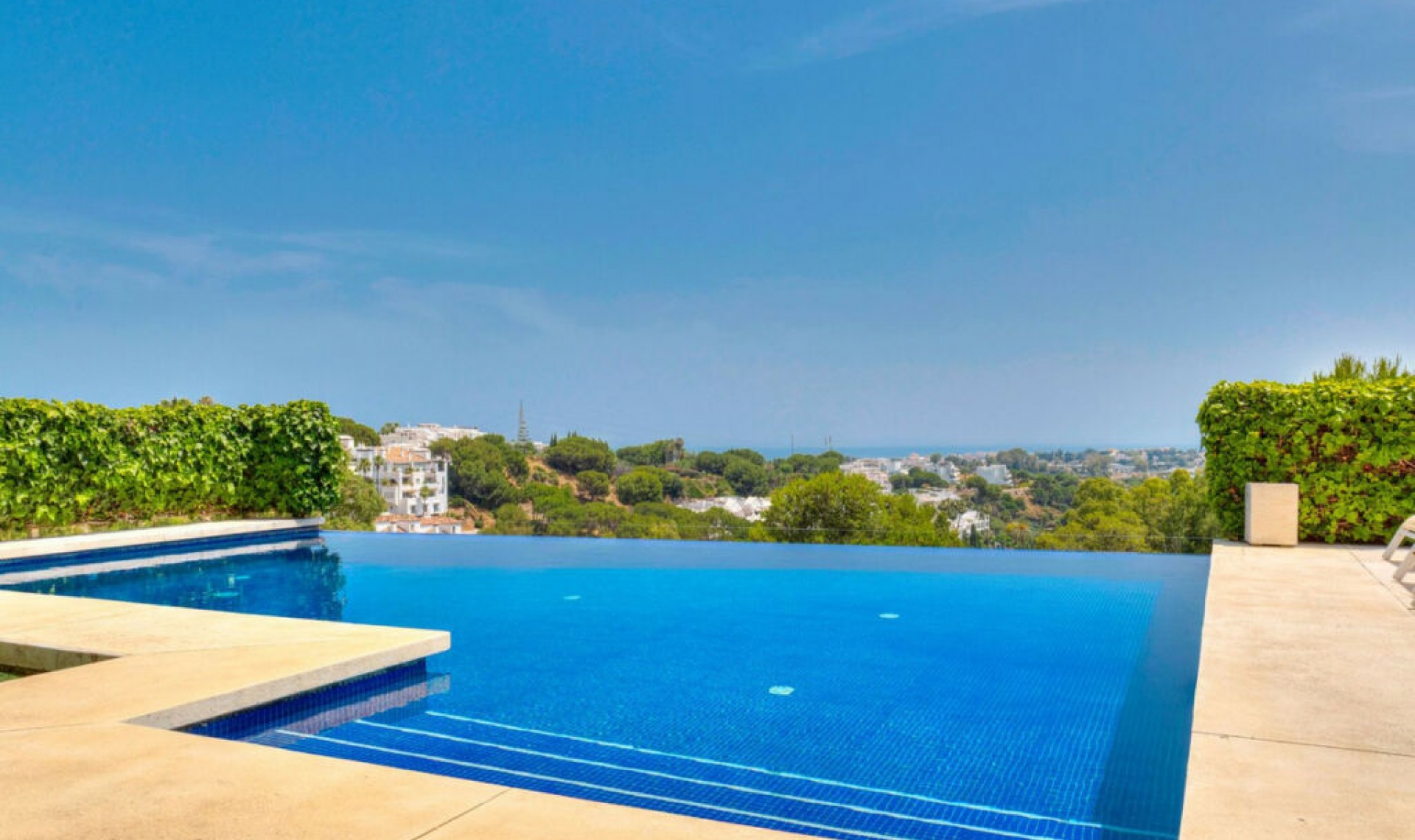 Resale - House -
La Quinta