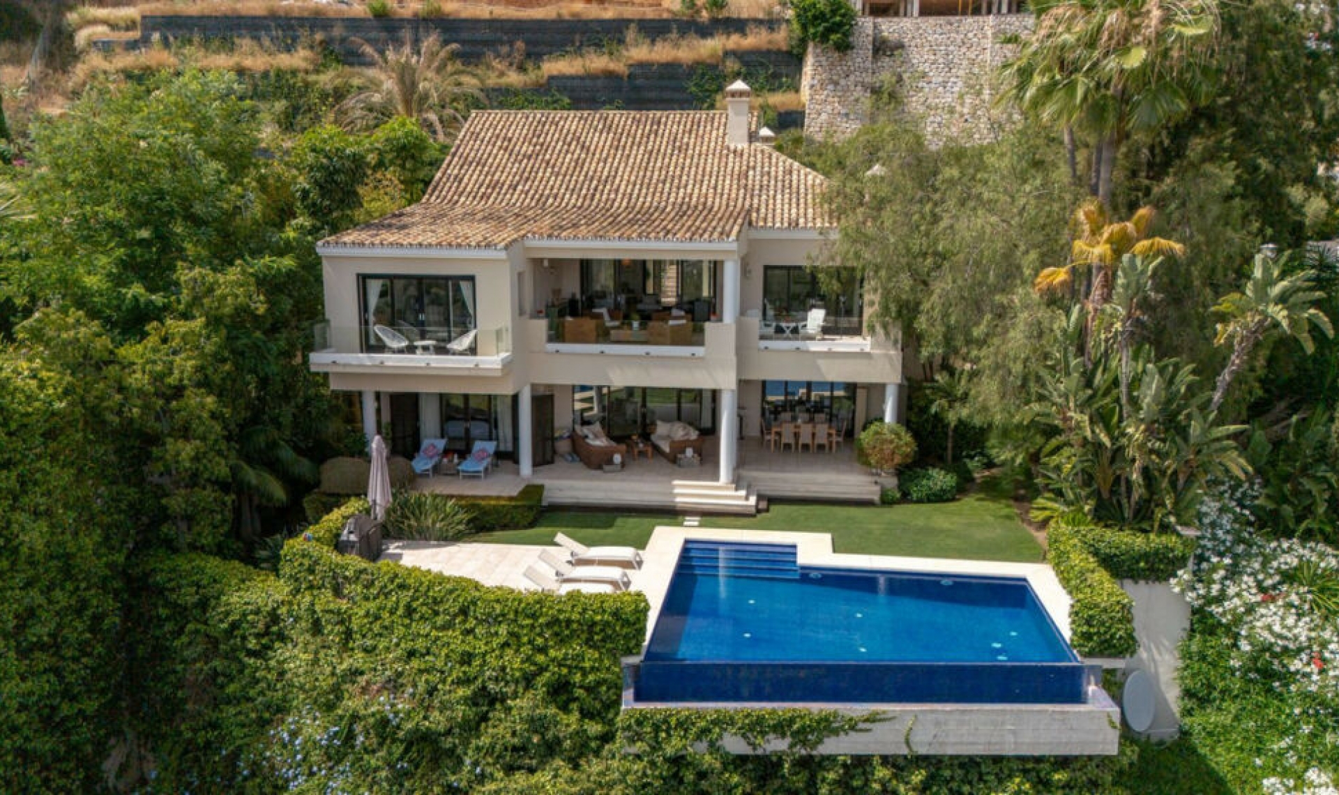 Resale - House -
La Quinta