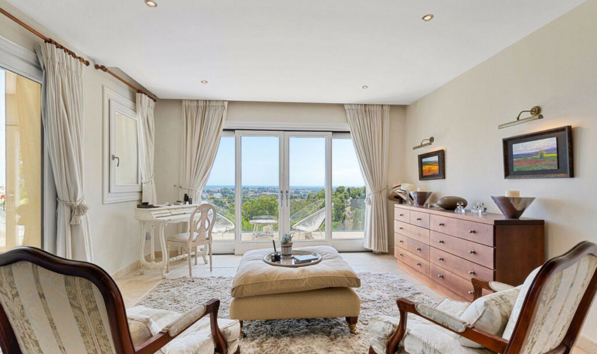 Resale - House -
La Quinta