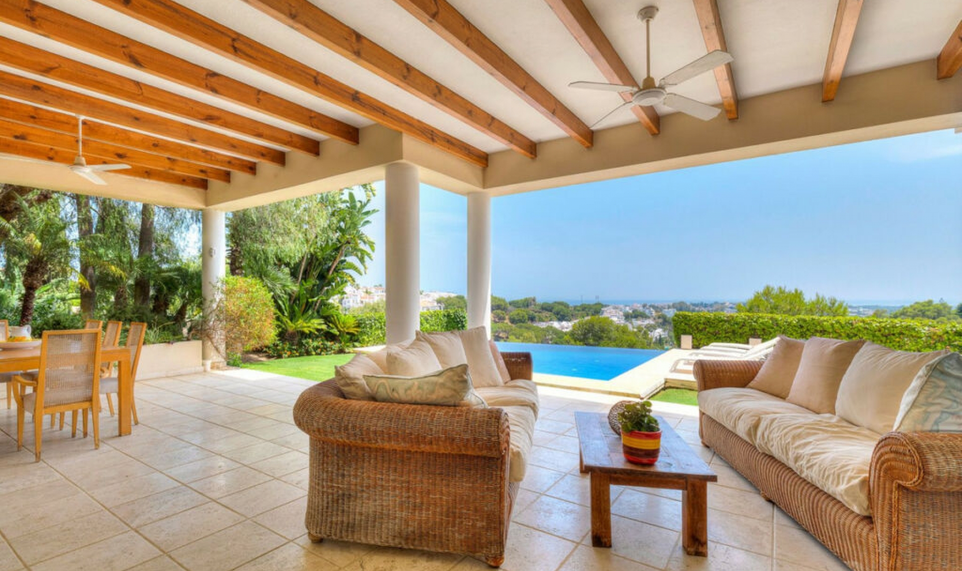 Resale - House -
La Quinta