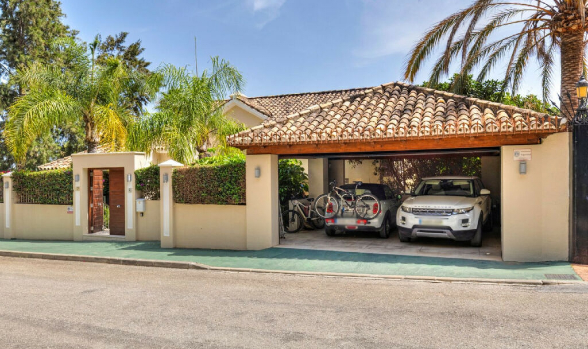 Resale - House -
La Quinta