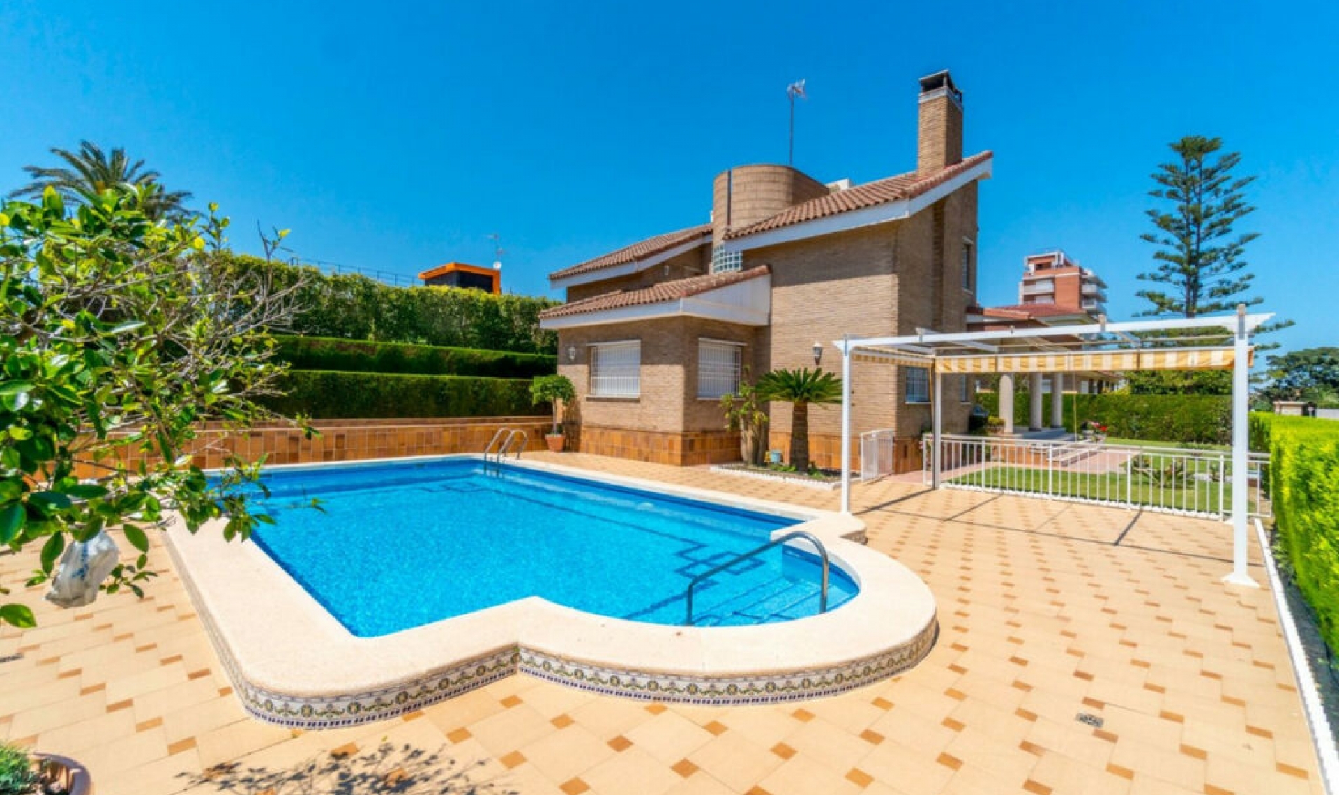 Resale - House -
La Veleta