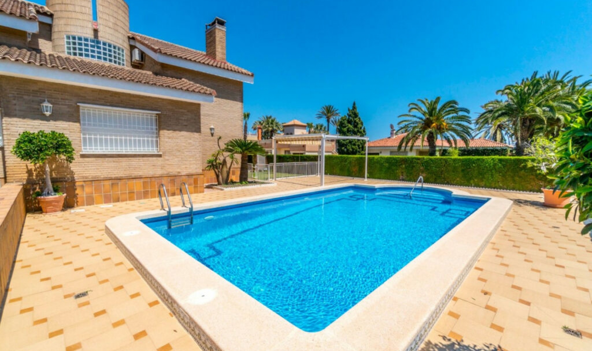 Resale - House -
La Veleta