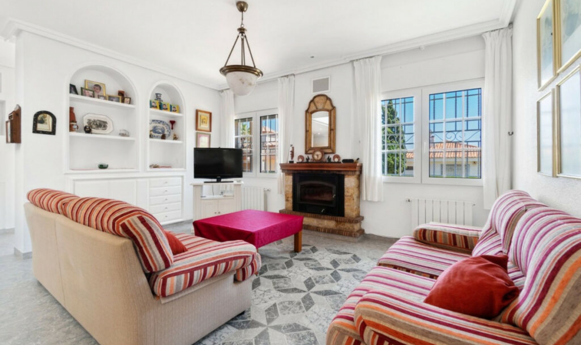 Resale - House -
La Veleta