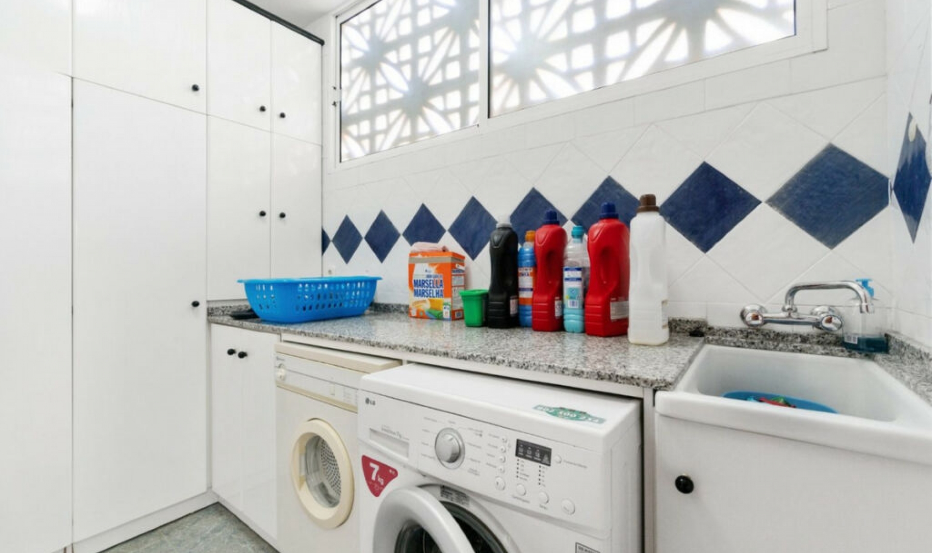 Resale - House -
La Veleta