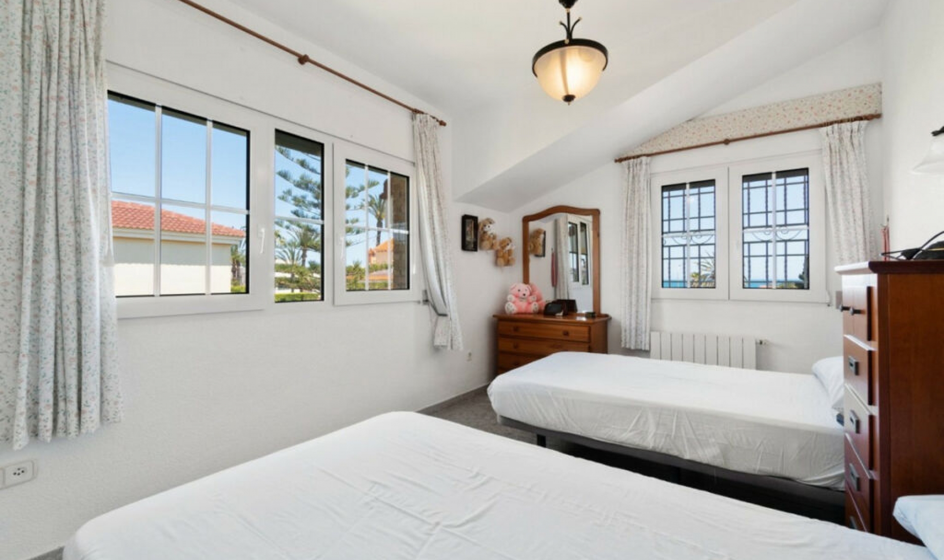 Resale - House -
La Veleta