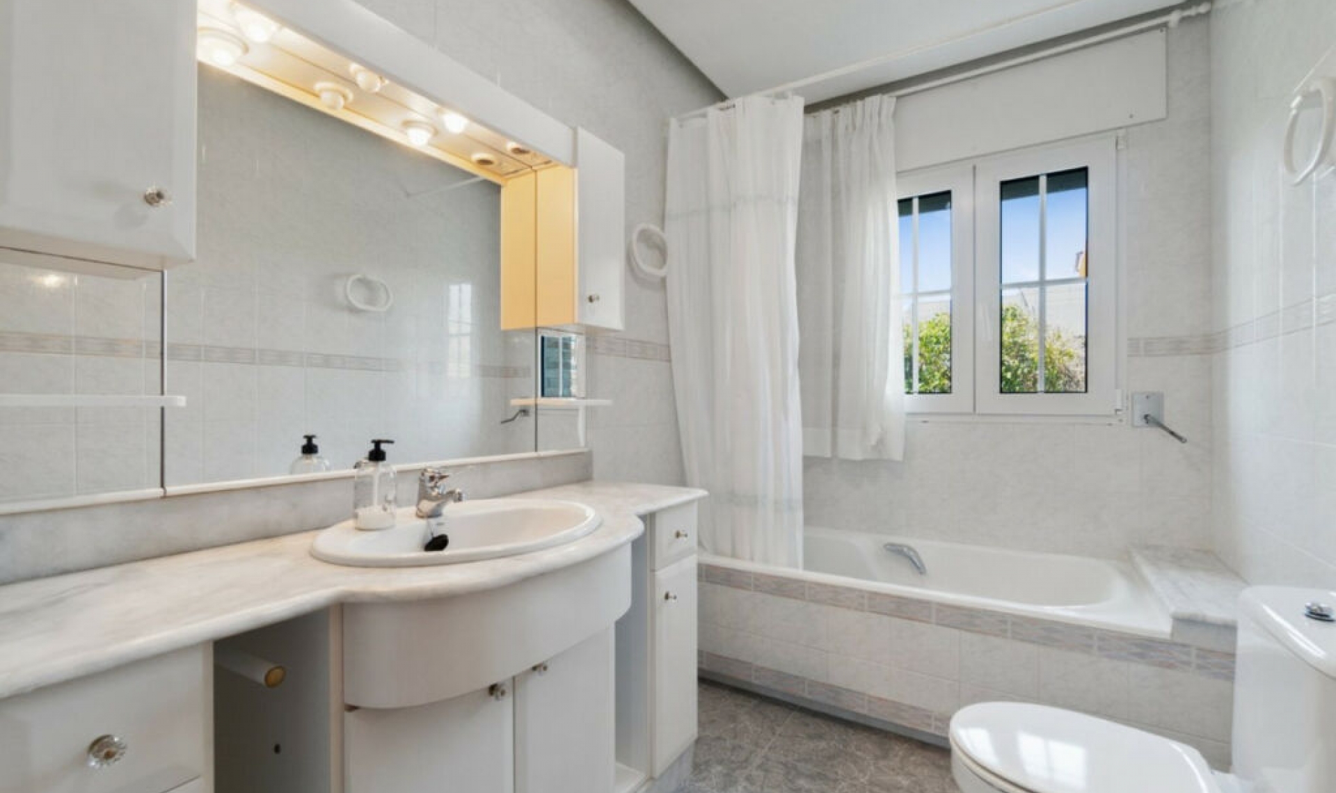 Resale - House -
La Veleta